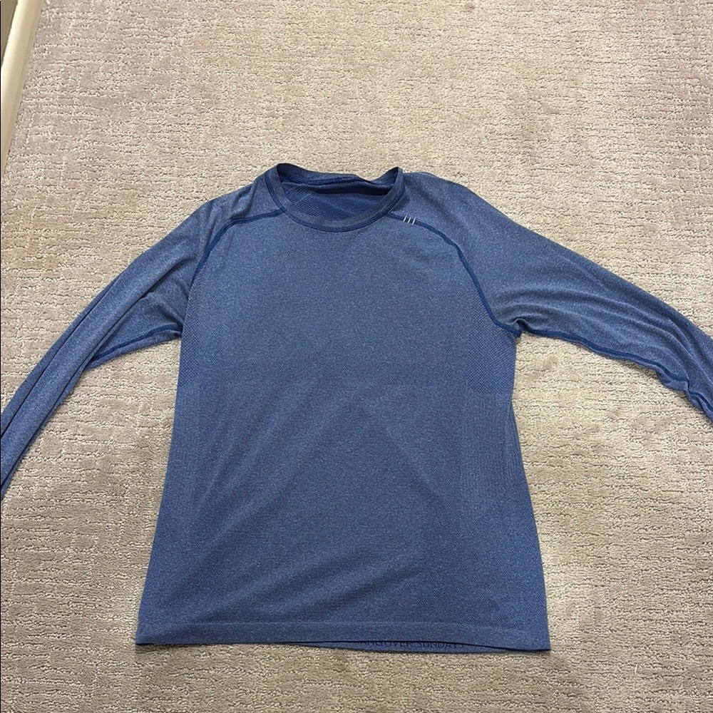 LULULEMON Men’s older version of metal vent tech Long Sleeve
